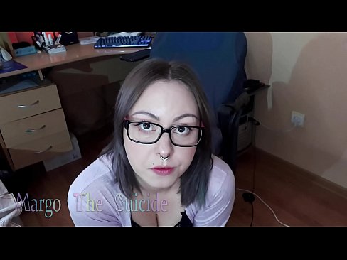 ❤️ 眼鏡をかけたセクシーな少女がカメラに向かってディルドを深くしゃぶる ❤️ ポルノ ❌️❤