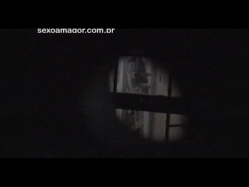 ❤️ ブロンドが空洞のレンガの後ろに隠れた近所の盗撮犯に密かにビデオ撮影される ❤️ ポルノ ❌️❤
